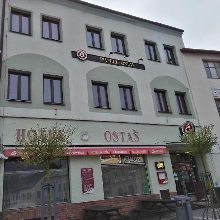 Hotel Ostas Police Nad Metuji Bagian luar foto